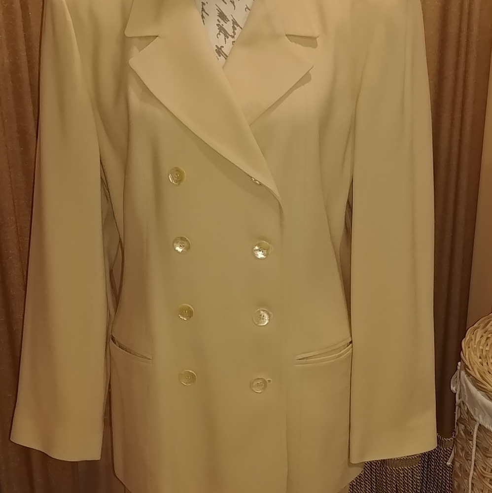 Suit - Picture 3 of 4